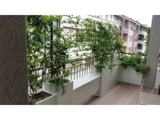 Fioriere con grigliato e panca 1