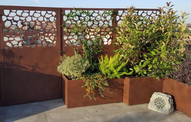 Fioriere con grigliato in metallo