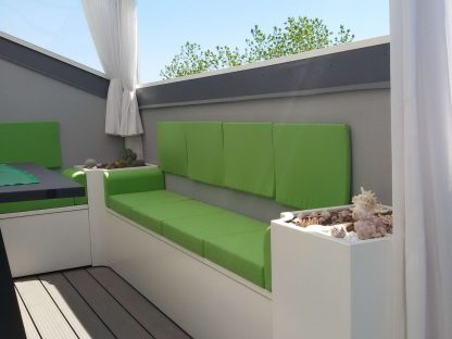 terrazzo con panche e fioriere