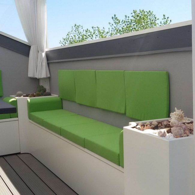 terrazzo con panche e fioriere