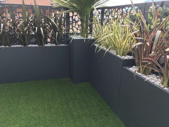 Fioriere con grigliato in alluminio per terrazza
