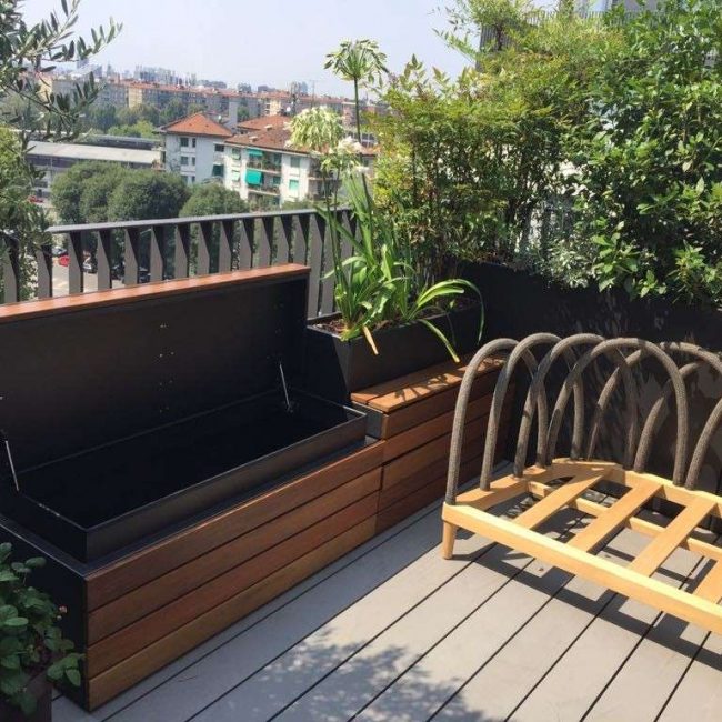 panca rivestita con doghe in legno