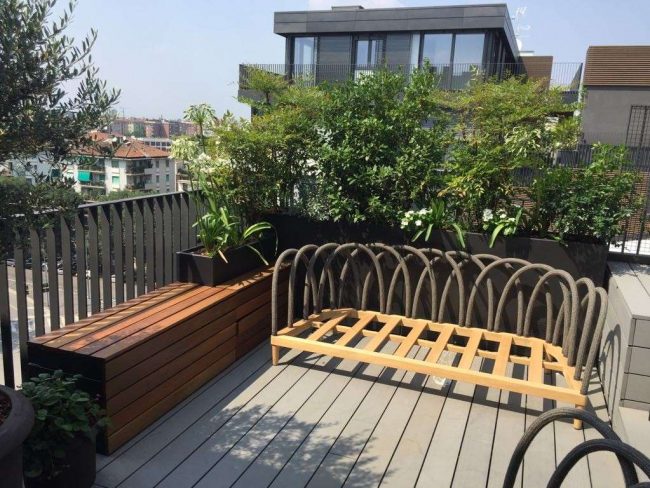 Panca rivestita con doghe in legno per terrazzo