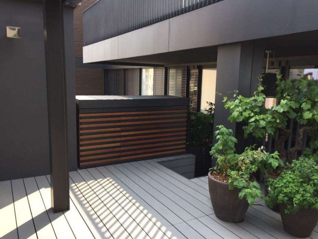 Panca rivestita con doghe in legno per terrazzo