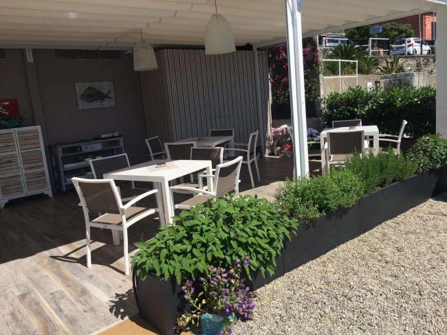 Aluminum planters for premises