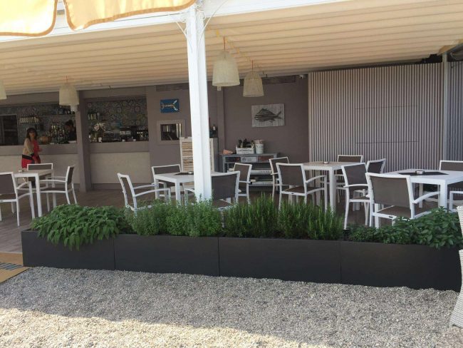 Aluminum planters for premises