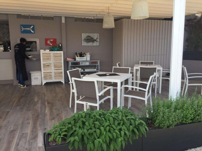 Aluminum planters for premises