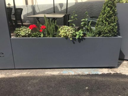 Fioriere su misura da esterno arredo contract alluminio