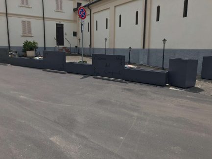 Insegna pubblicitaria e fioriere separè in alluminio