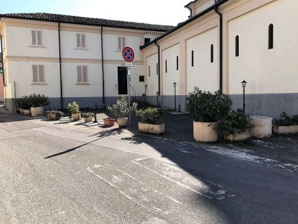 Insegna pubblicitaria e fioriere separè prima