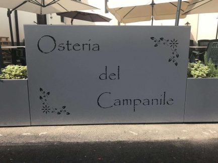 Insegna pubblicitaria in alluminio tagliato a laser