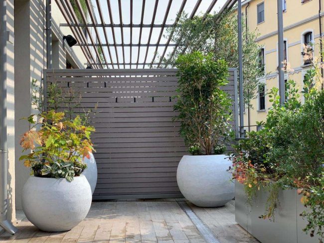 Fioriere ricoperte in cemento