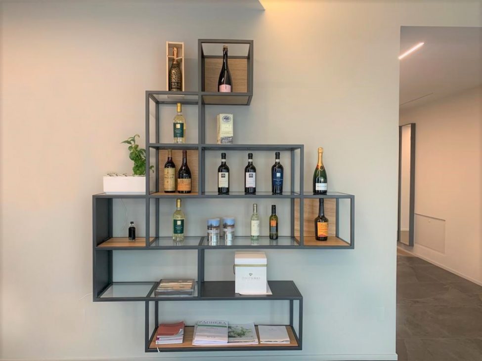 Libreria di design in metallo su misura