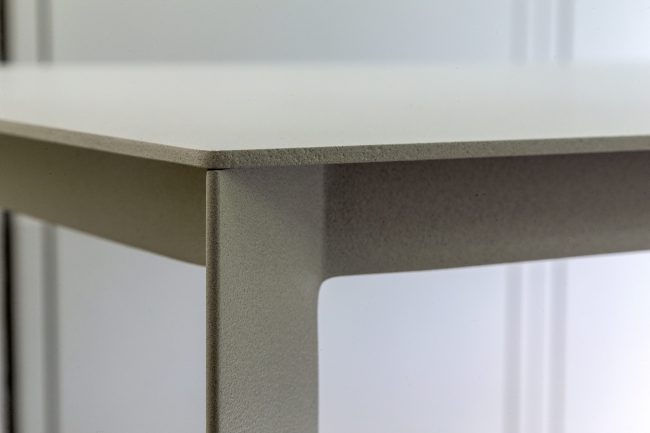 Tailor -made aluminum table