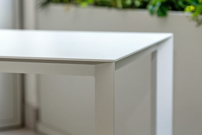 Tailor -made aluminum table