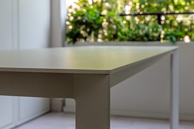 Tailor -made aluminum table