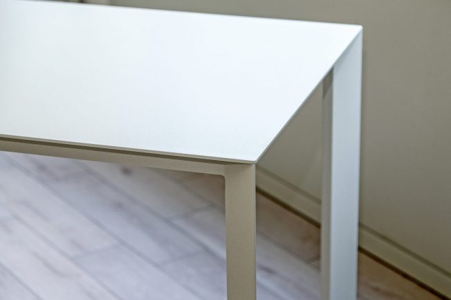 Tailor -made aluminum table