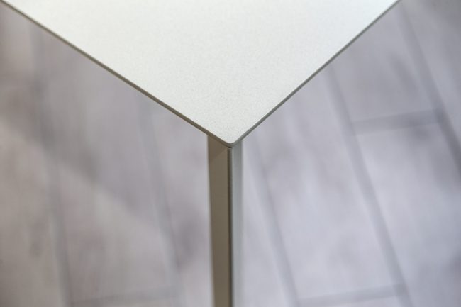 Tailor -made aluminum table